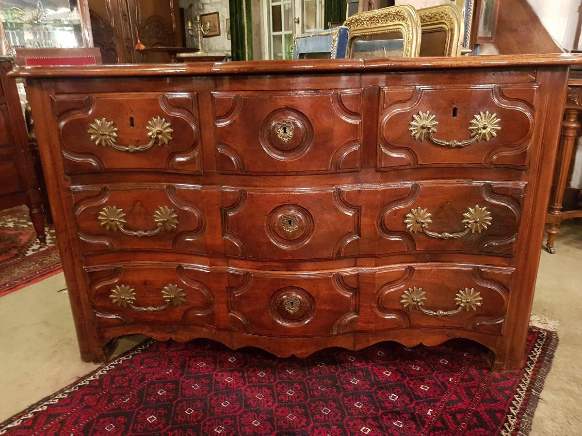 Commode D’époque Régence En Noyer.
