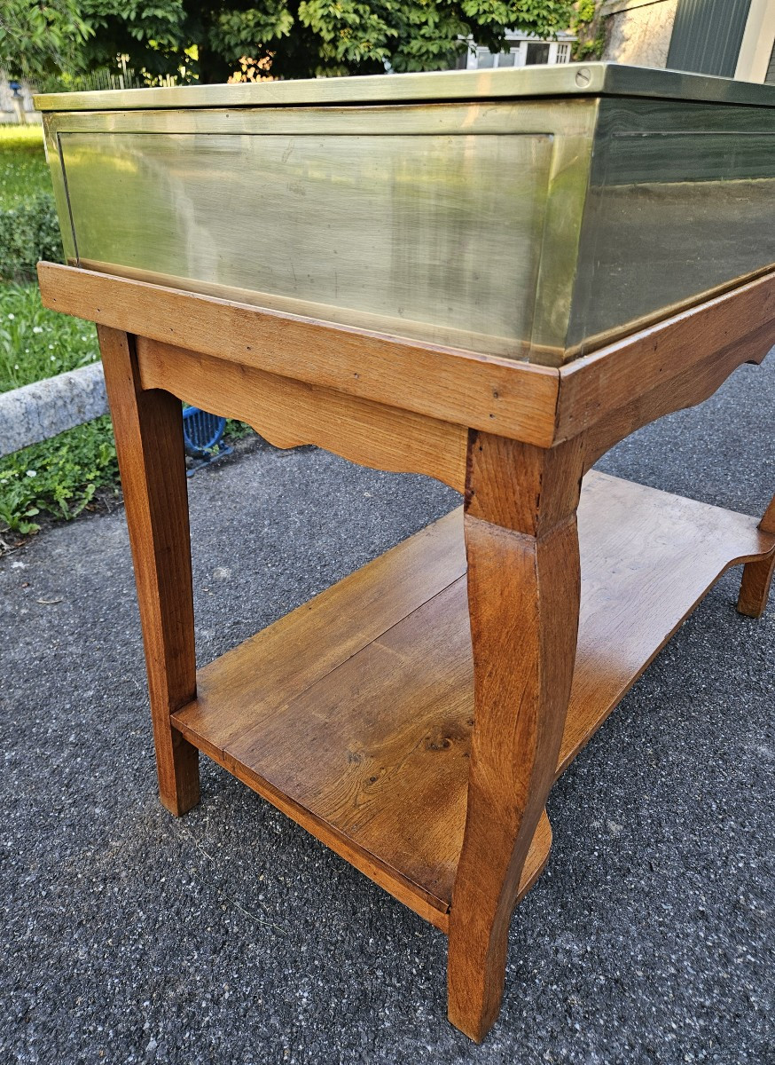 Siégel : Vitrine plate en laiton sur table.-photo-3