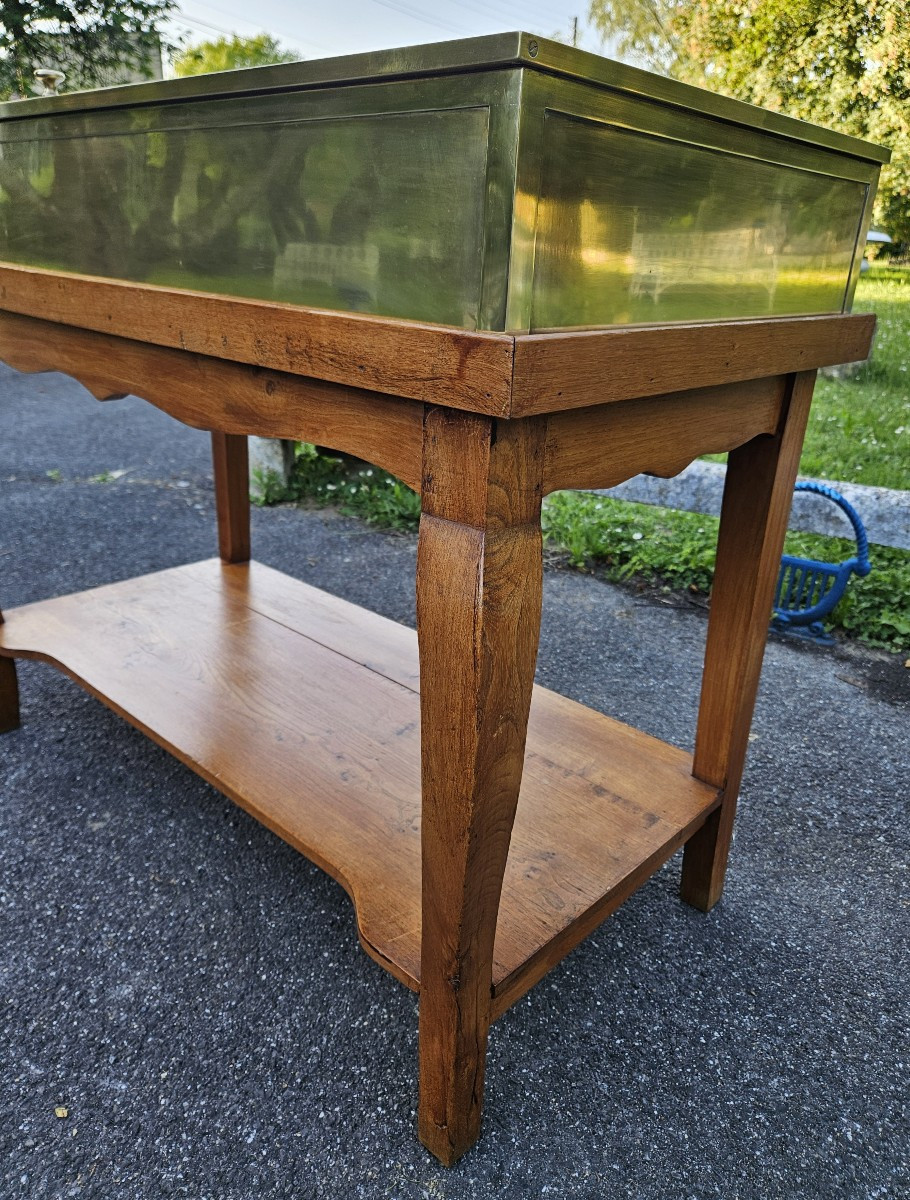 Siégel : Vitrine plate en laiton sur table.-photo-4
