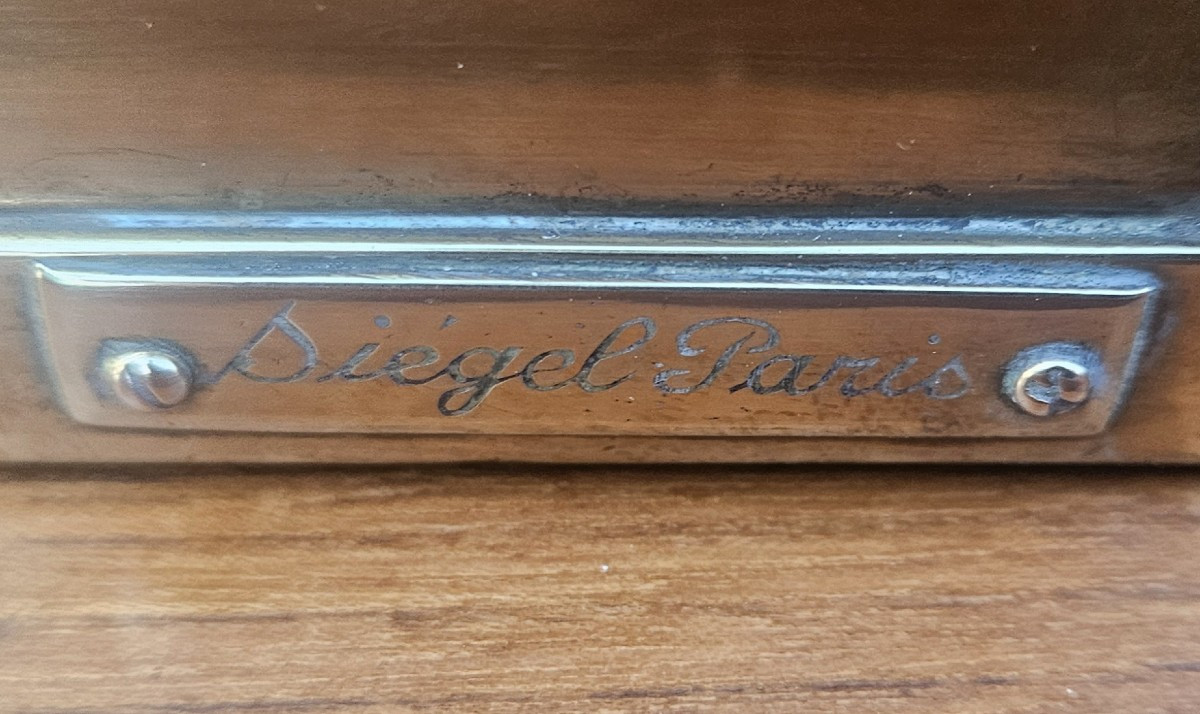 Siégel : Vitrine plate en laiton sur table.-photo-8