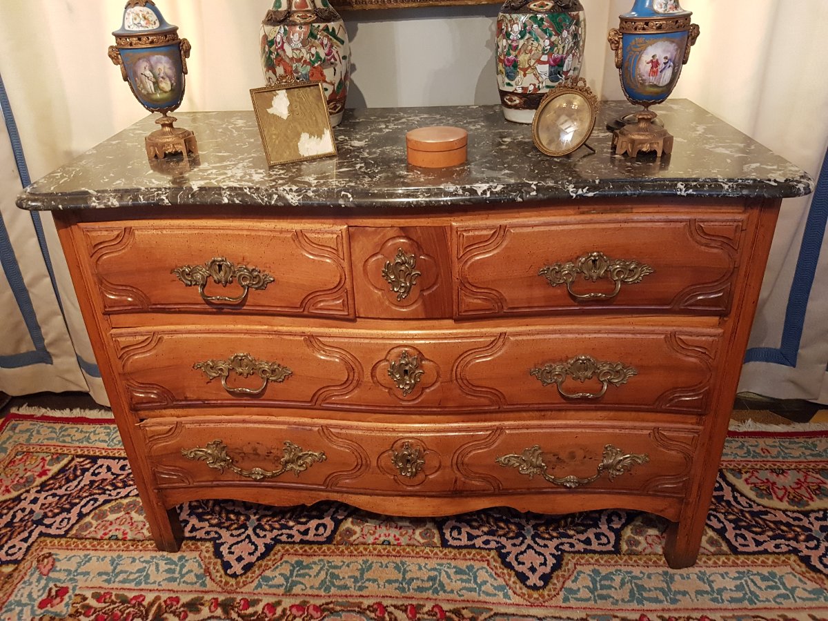 Commode Parisienne d'époque Régence En Noyer. 