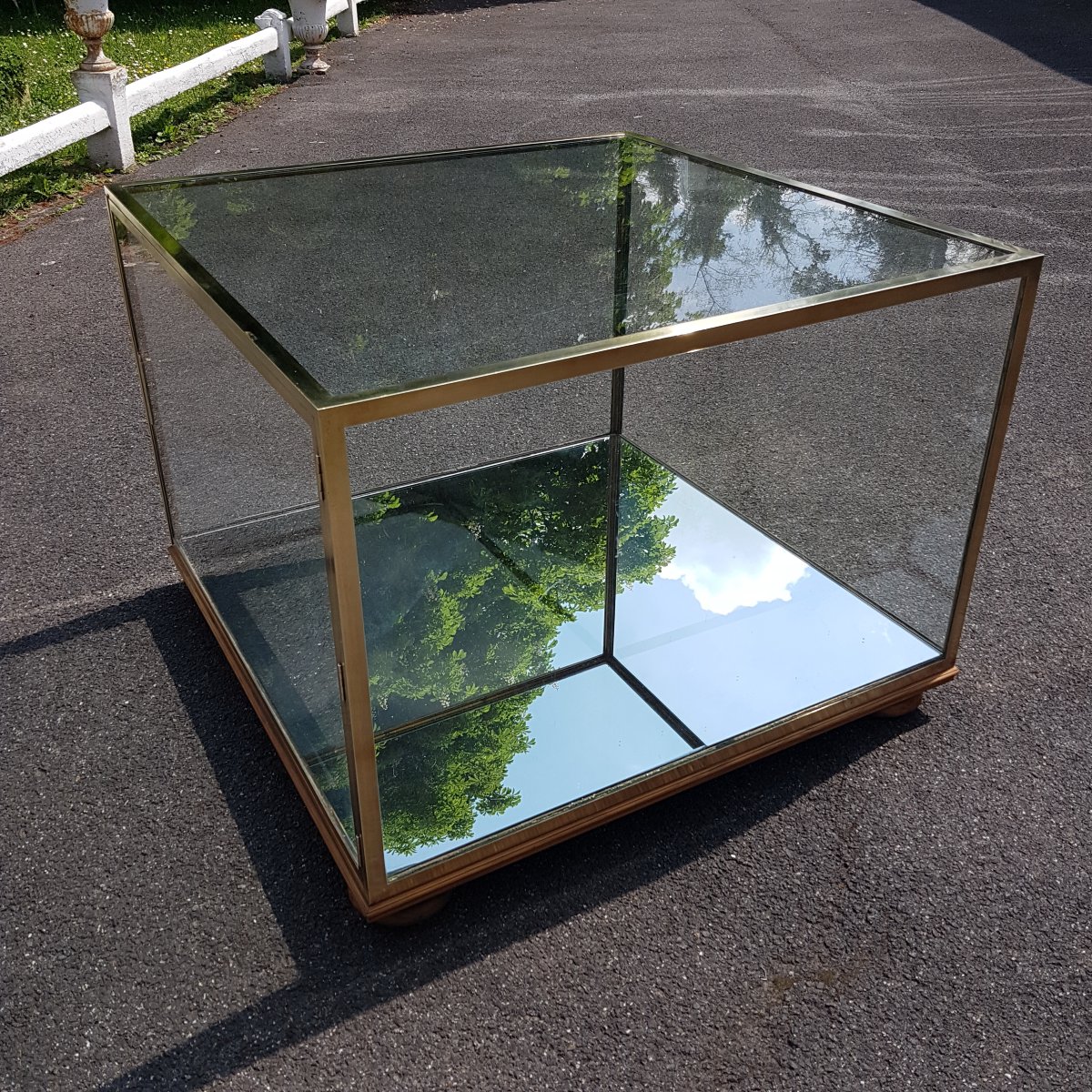 Low Display Case, Brass Counter. -photo-2