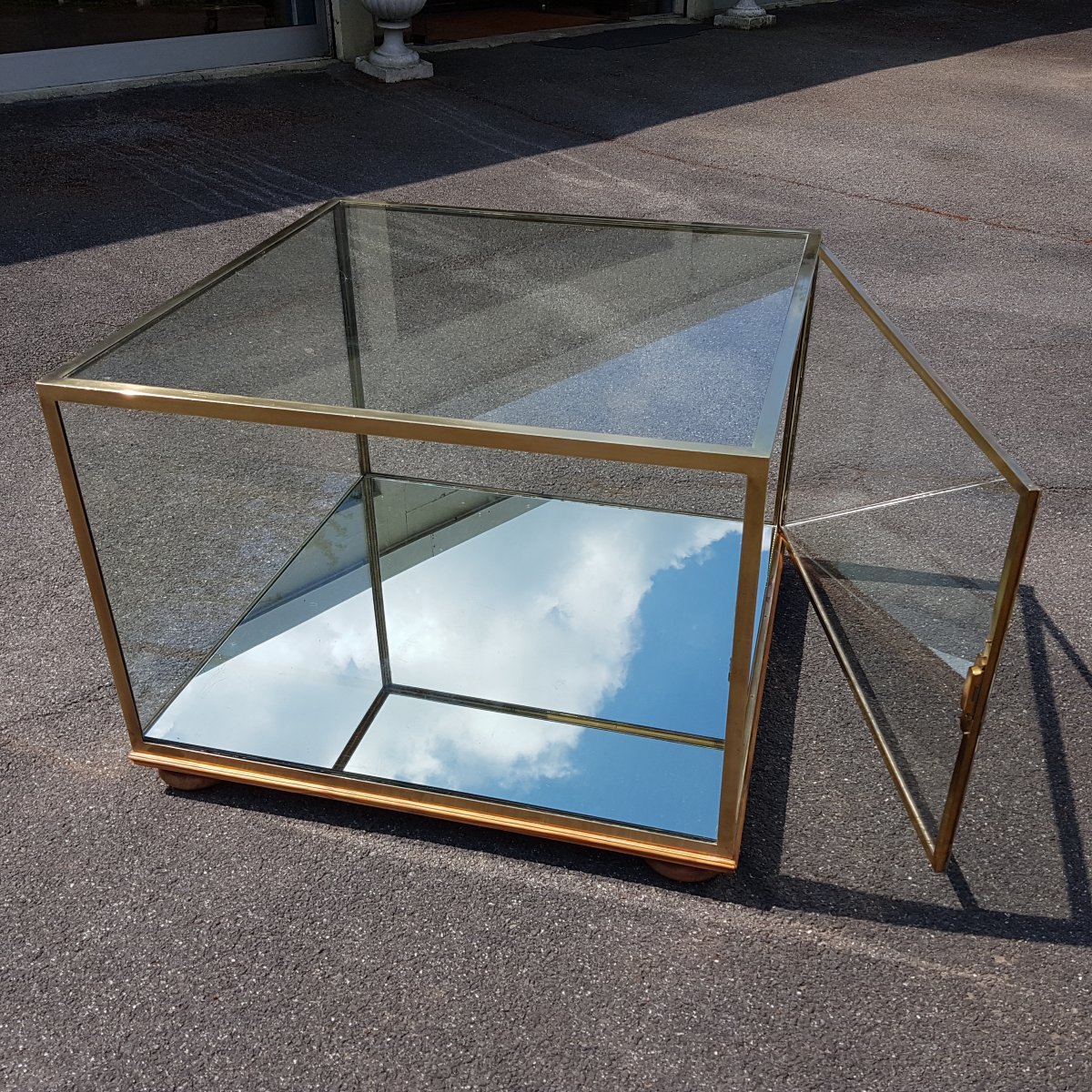 Low Display Case, Brass Counter. -photo-3