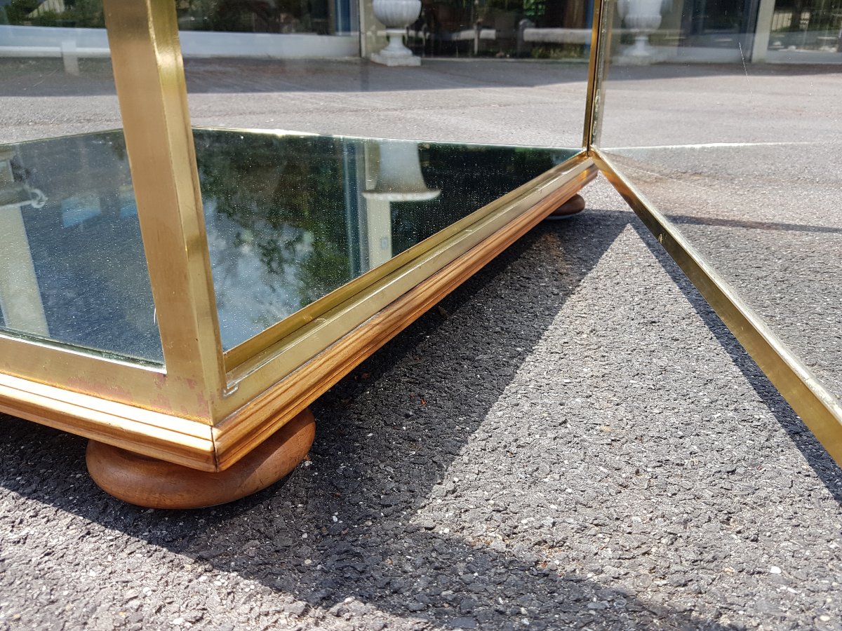 Low Display Case, Brass Counter. -photo-1