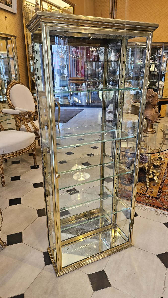 Vitrine murale rectangulaire en laiton. Début XX° siècle. Maison William.