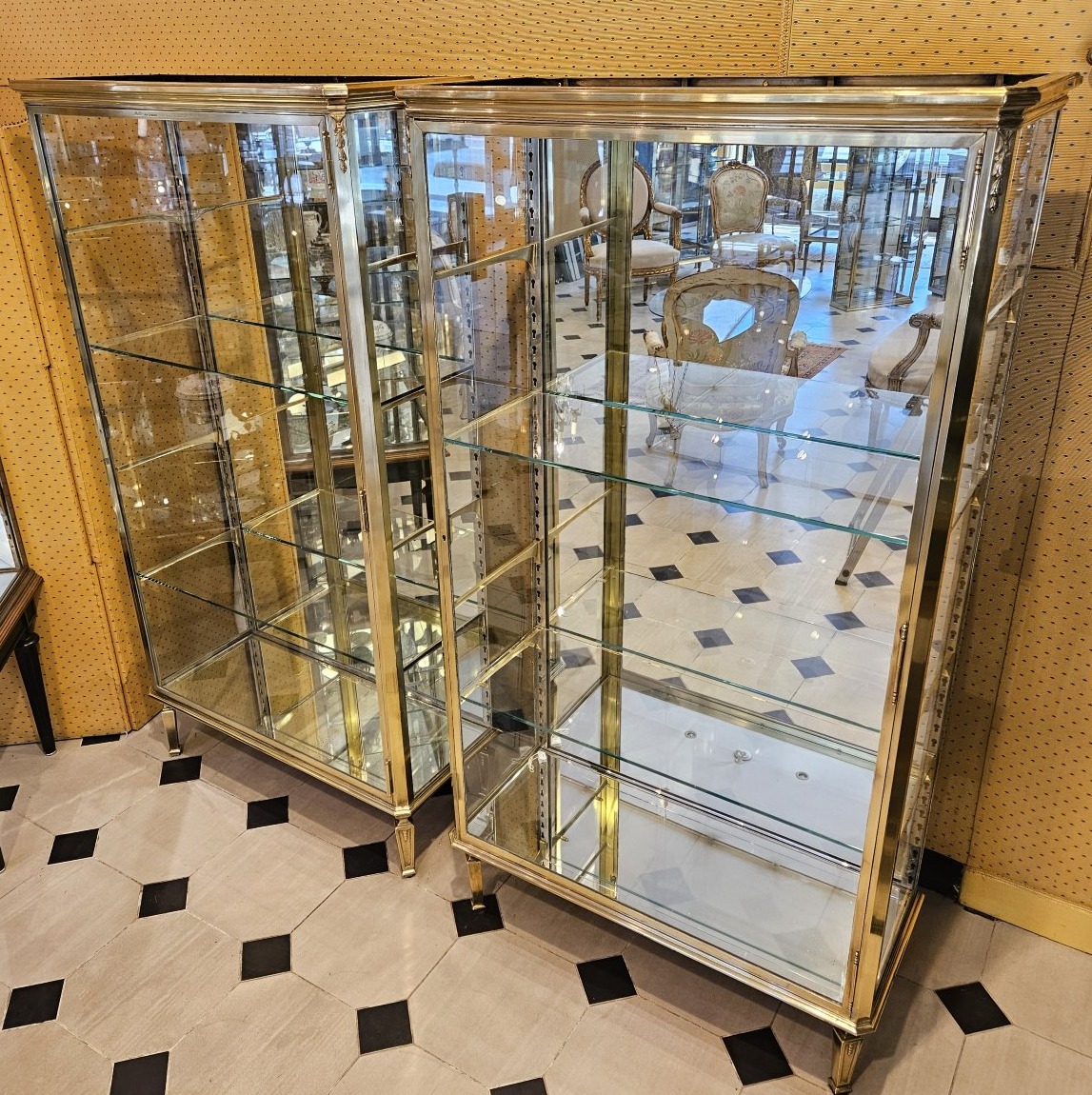 Paire de vitrines en laiton et bronze du début du XX° Siècle. Maison Muller -Domange.-photo-2