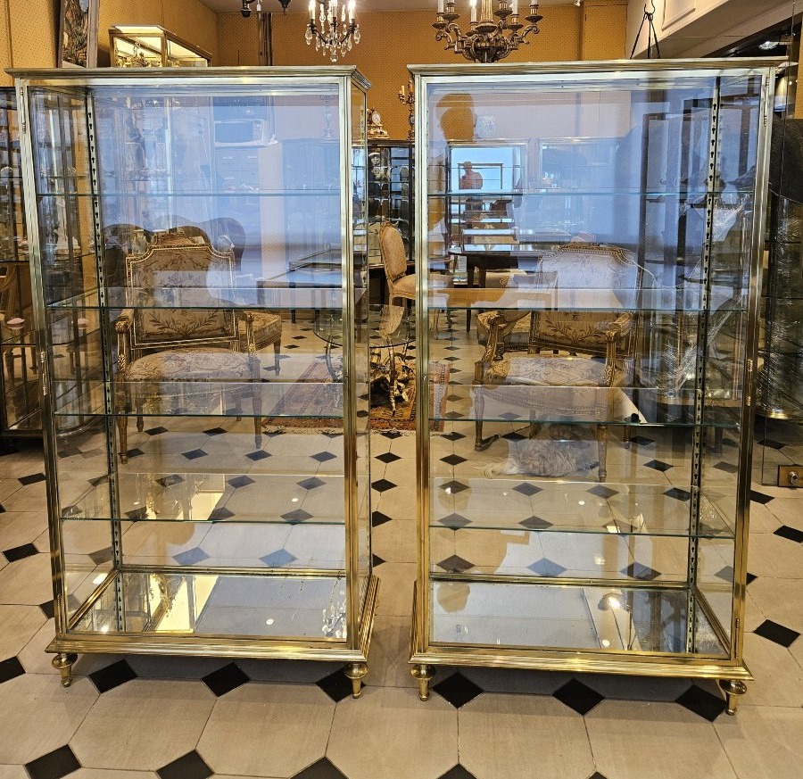 Rare paire de vitrines traversantes en laiton et bronze. Début du XX° siècle.-photo-2