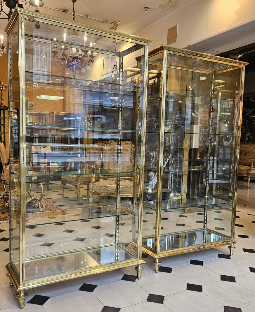 Rare paire de vitrines traversantes en laiton et bronze. Début du XX° siècle.-photo-3
