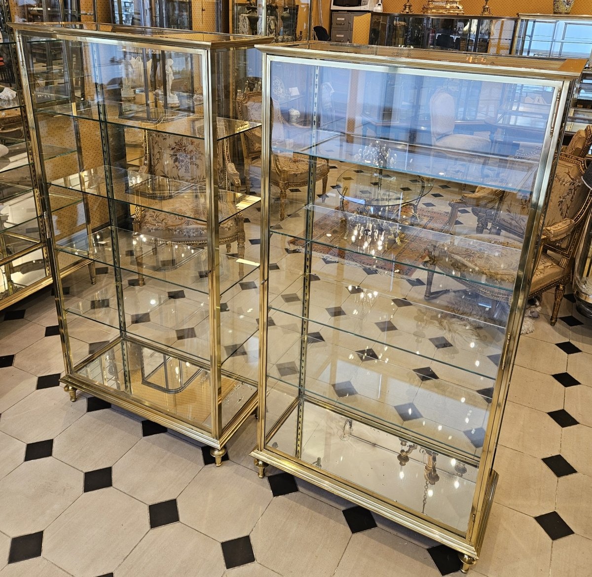 Rare paire de vitrines traversantes en laiton et bronze. Début du XX° siècle.-photo-4