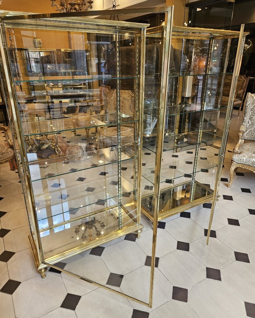 Rare paire de vitrines traversantes en laiton et bronze. Début du XX° siècle.-photo-3