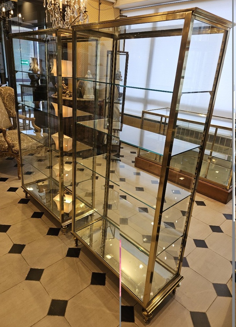 Rare paire de vitrines traversantes en laiton et bronze. Début du XX° siècle.-photo-6