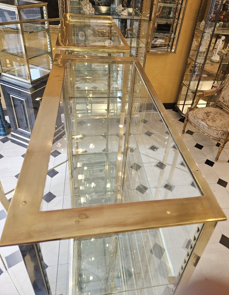 Rare paire de vitrines traversantes en laiton et bronze. Début du XX° siècle.-photo-8