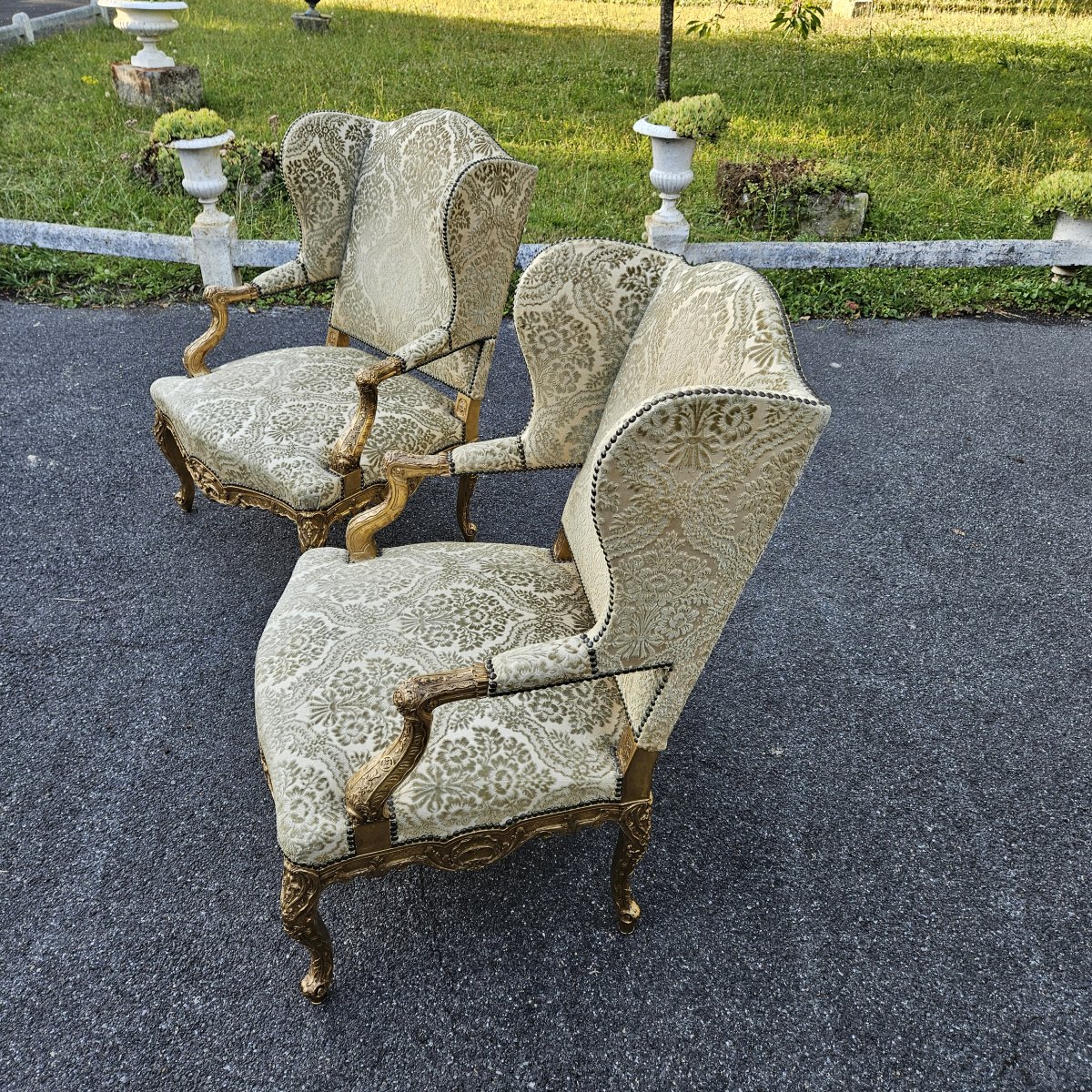 Grande Paire de fauteuils à oreilles en bois sculpté et doré. Epoque Napoléon III.-photo-4