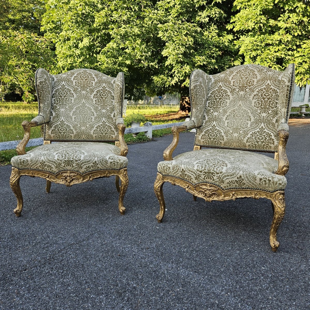 Grande Paire de fauteuils à oreilles en bois sculpté et doré. Epoque Napoléon III.-photo-2
