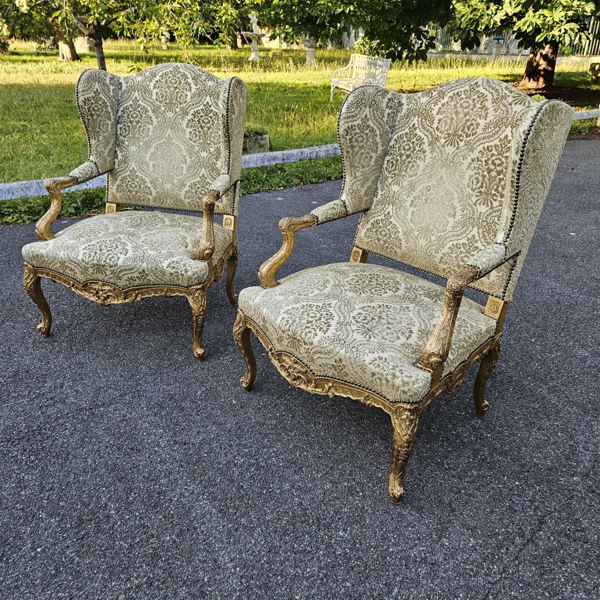 Grande Paire de fauteuils à oreilles en bois sculpté et doré. Epoque Napoléon III.-photo-3