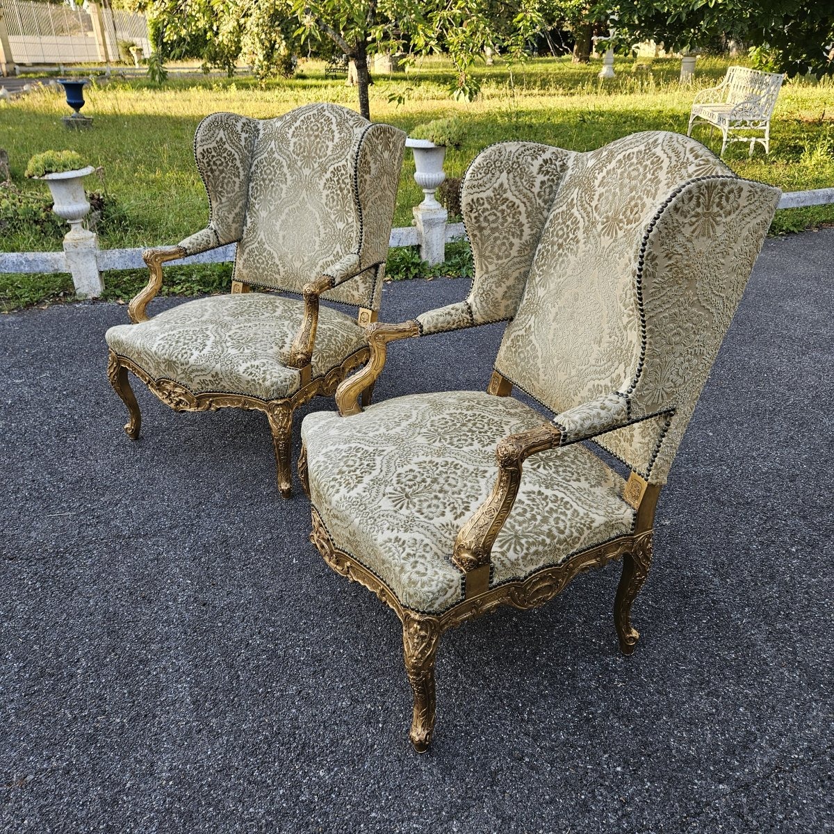 Grande Paire de fauteuils à oreilles en bois sculpté et doré. Epoque Napoléon III.