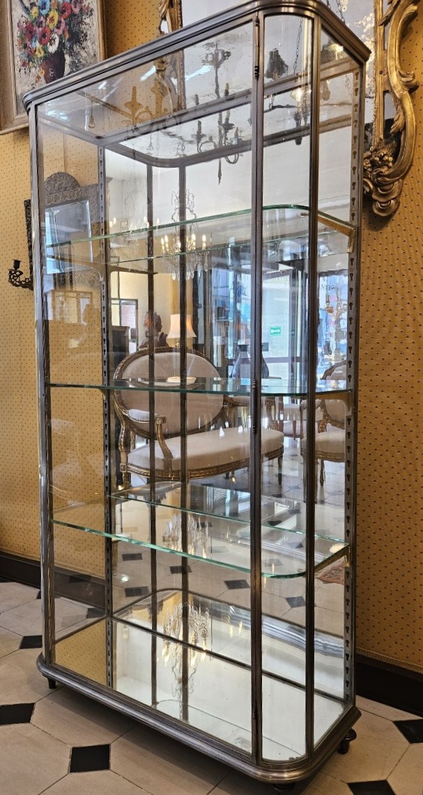 Early 20th-century Storefront Display Cabinet With Curved Sides Made Of Polished Steel.-photo-3