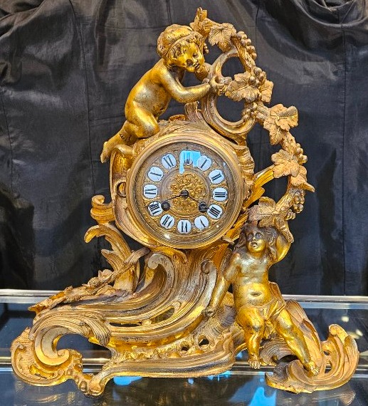 Pendule en bronze aux 2 amours . XIX siècle.