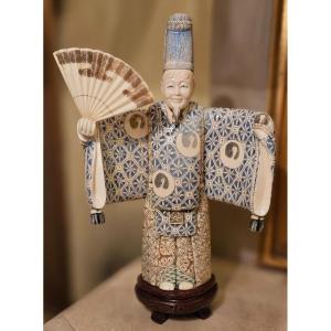 Statuette Japonaise Reprèsentant Un Comédien Portant Un Masque Et Habillé d'Un Kimono.