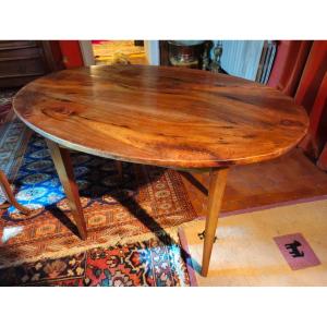 Petite table ovale en noyer XIXe siécle.