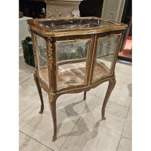 Petite vitrine de salon de style Louis XV Signée Boudet à Paris.