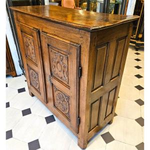 Petit Buffet à hauteur d'appui En Noyer du début du XVIIIème Siècle.