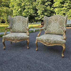Grande Paire de fauteuils à oreilles en bois sculpté et doré. Epoque Napoléon III.