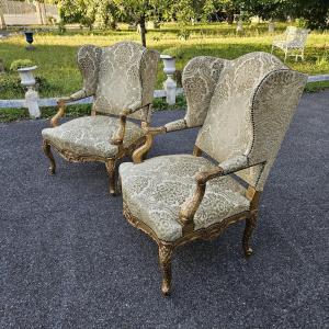 Grande Paire de fauteuils à oreilles en bois sculpté et doré. Epoque Napoléon III.