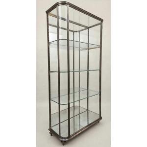 Vitrine de magasin à cotés bombés en acier poli début xx° siècle.