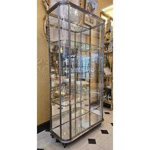 Vitrine de magasin à cotés bombés en acier poli début xx° siècle.