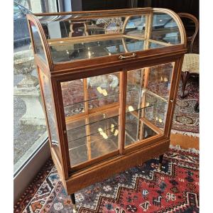 Charmante petite vitrine, en bois de chêne et verre vers 1930.