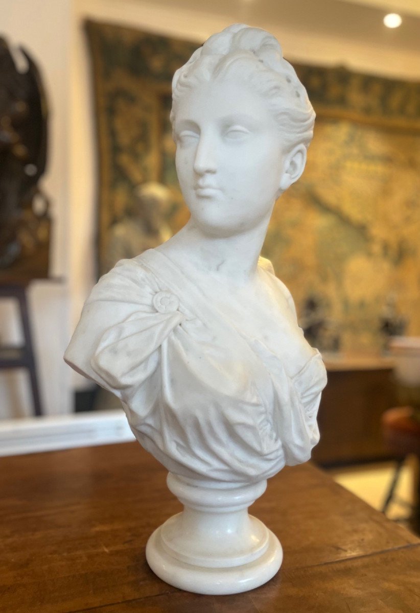 Buste de jeune femme en marbre
