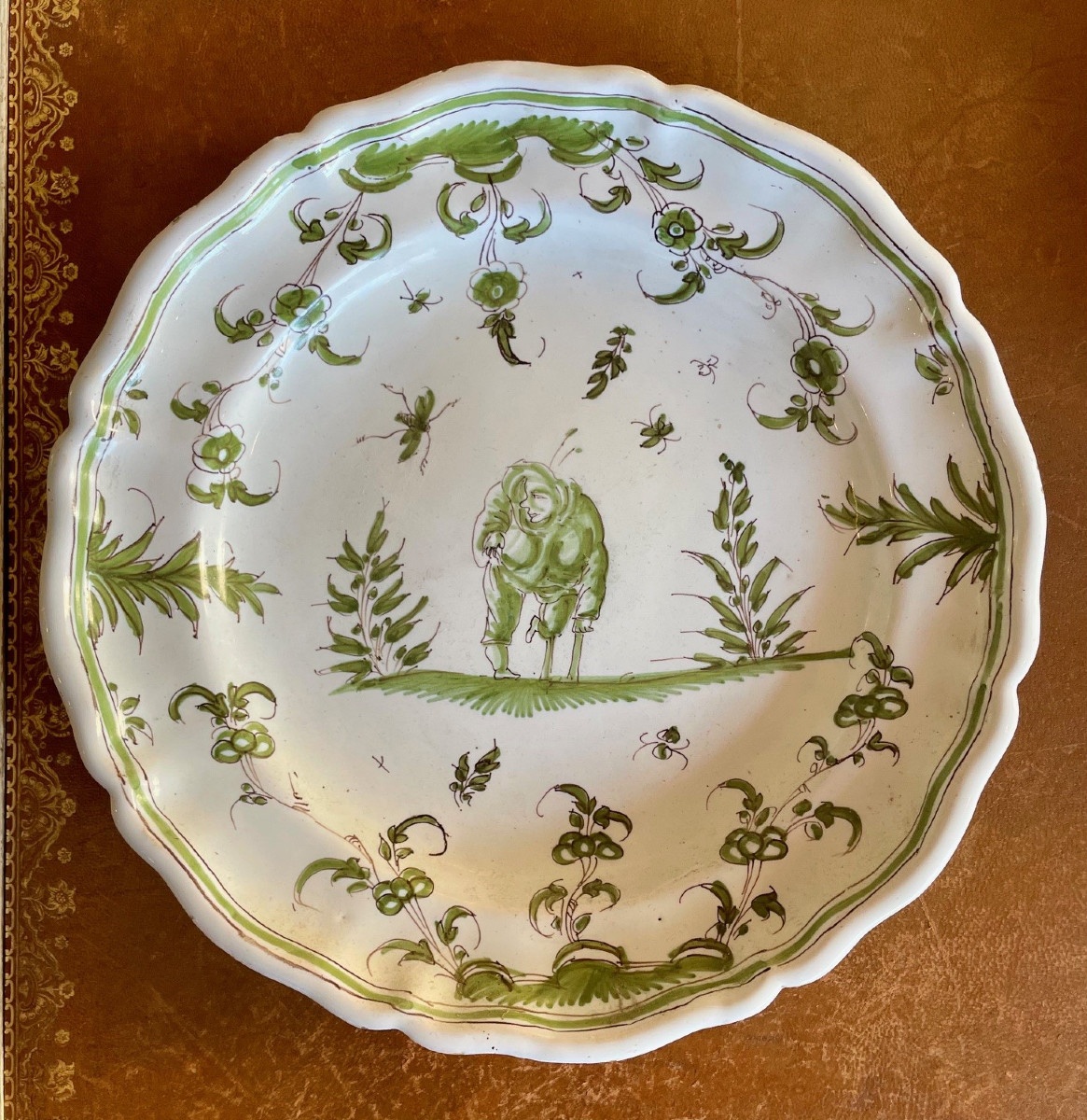 Plat rond en faience de Moustiers 18eme siècle