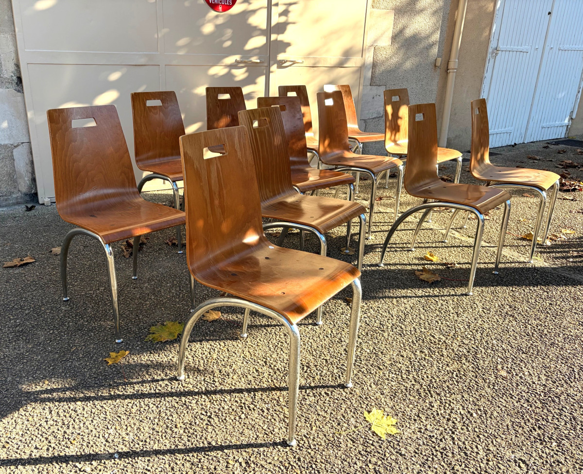 Douze chaises en bois thermoformé et chrome