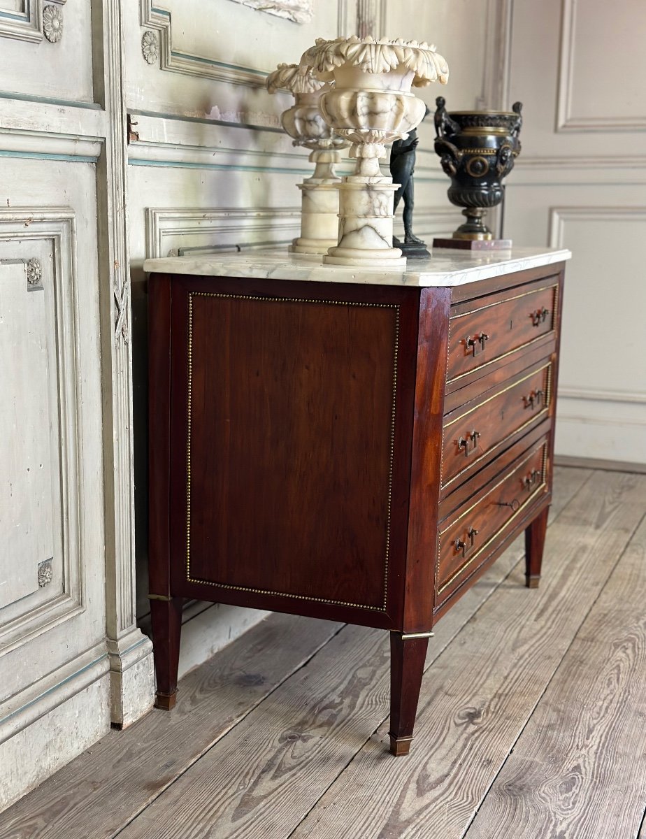 Commode Louis XVI En Acajou Et Perlés De Laiton, Marbre Arabescato, XVIIIème Siècle -photo-2