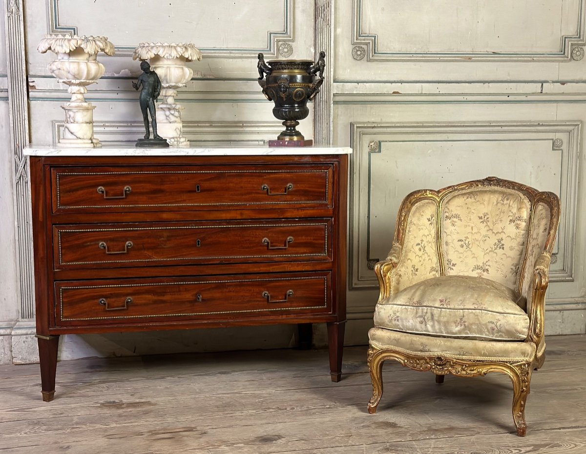 Commode Louis XVI En Acajou Et Perlés De Laiton, Marbre Arabescato, XVIIIème Siècle 