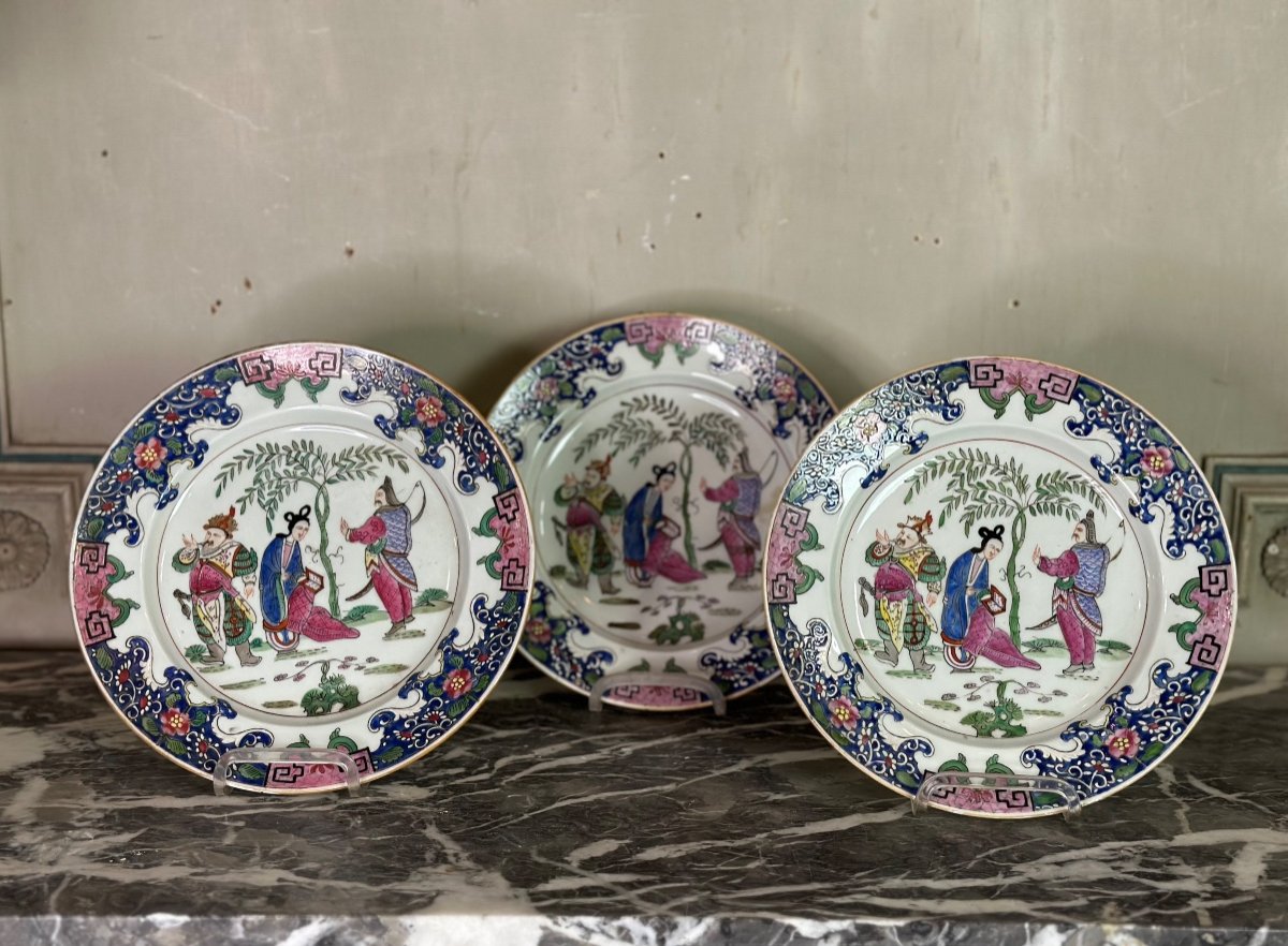 Suite De Trois Assiettes En Porcelaine Famille Rose, Compagnie Des Indes, Quianlong, Chine