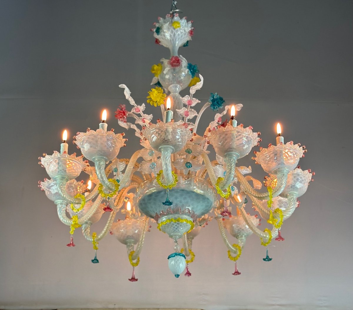 Venetian Chandelier In Multicolored Murano Glass With Dominant Milky White, 12 Arms Of Light-photo-8