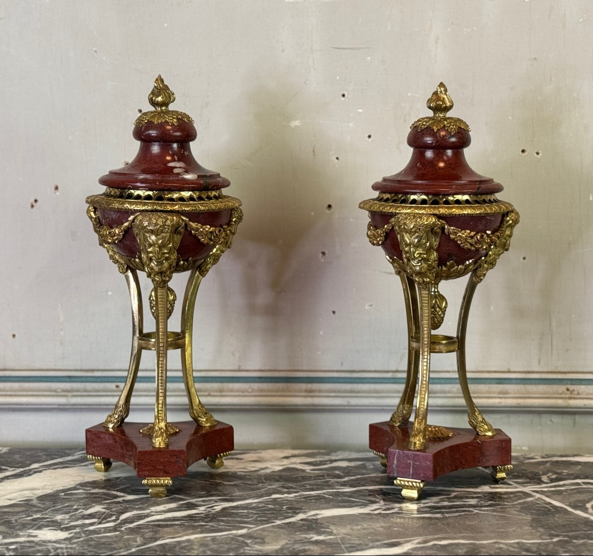 Paire De Vases Tripodes En Marbre Rouge Antique De Style Louis XVI Vers 1880