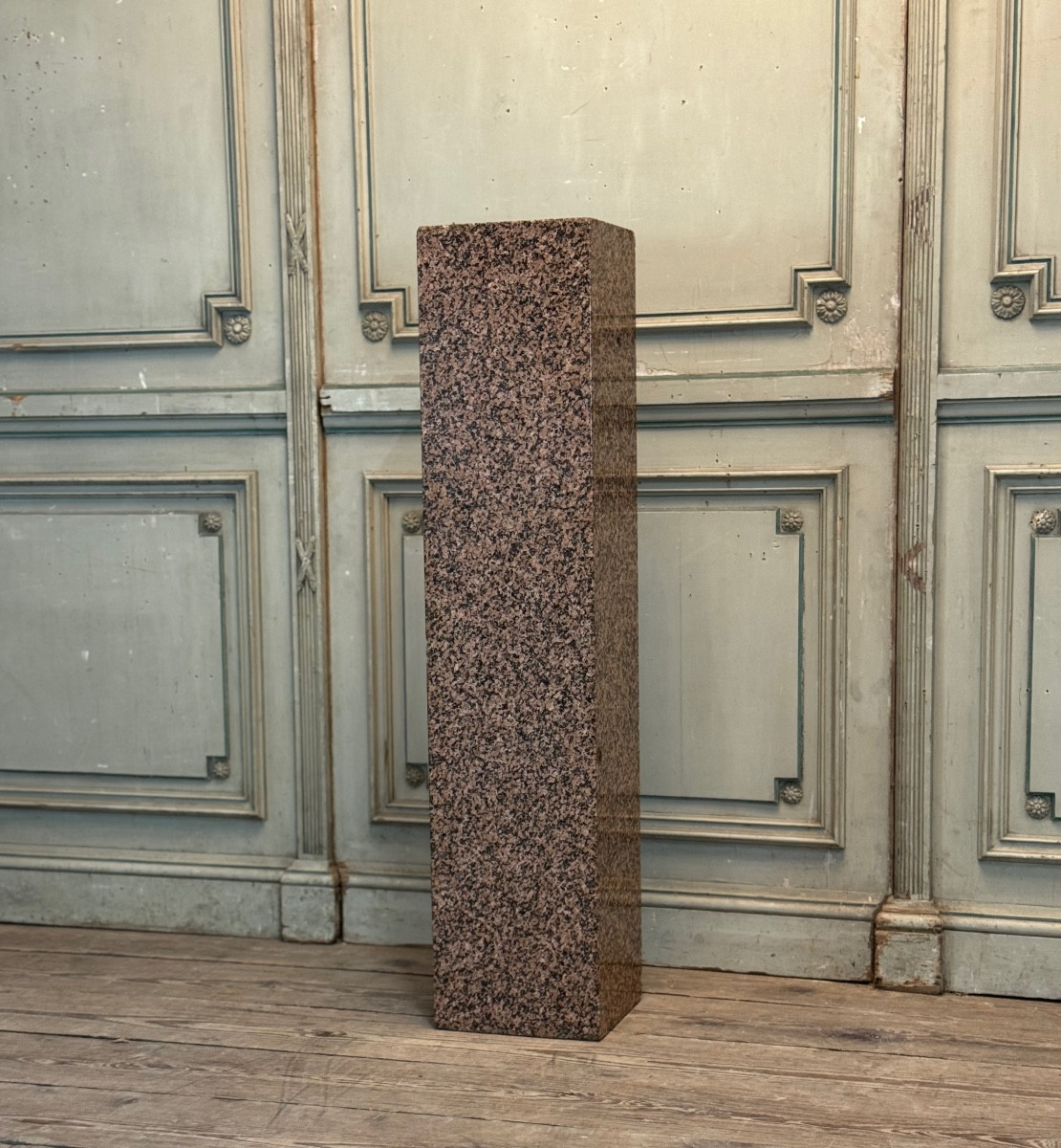 Socle en granit rose, vers 1940