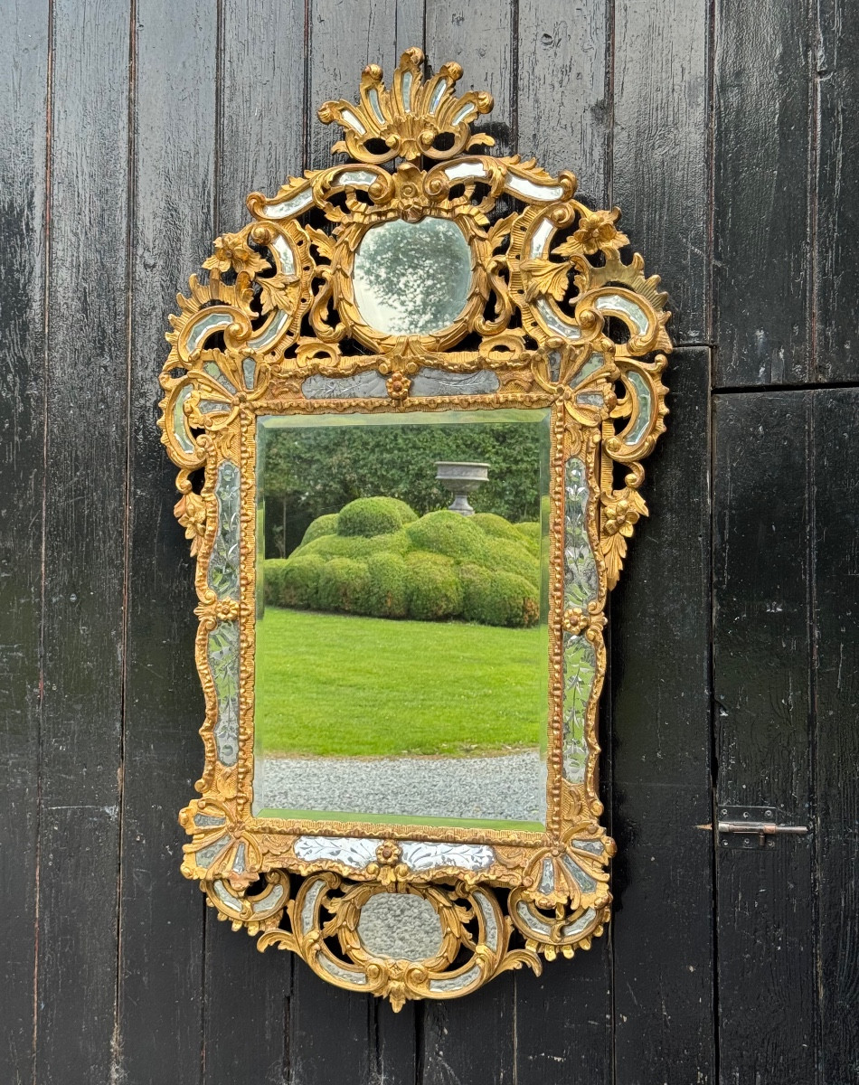 Miroir a parecloses de style Louis XV en bois doré , début XIXème, Empire Austro-Hongrois