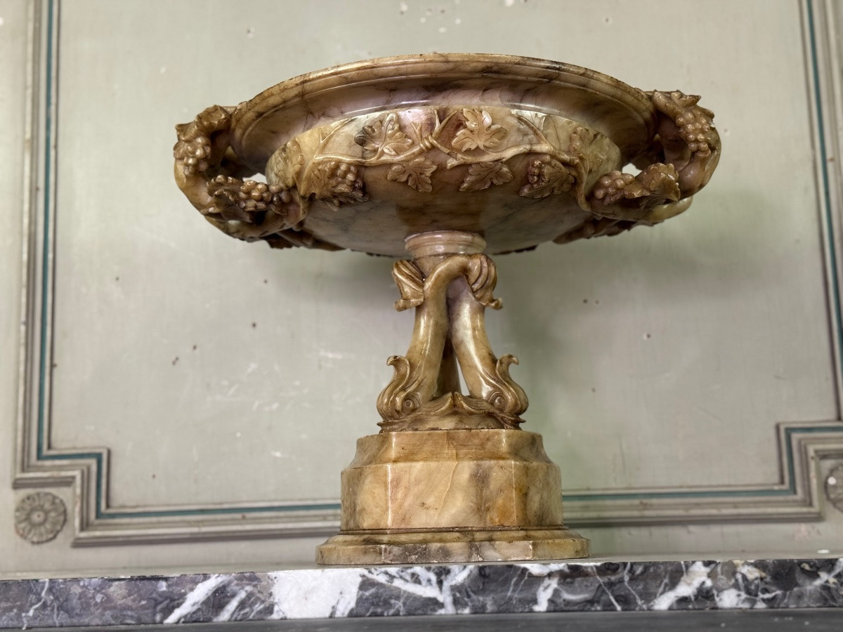 Coupe en albâtre à décor de pampres sur un pied de trois dauphins, vers 1880  -photo-2