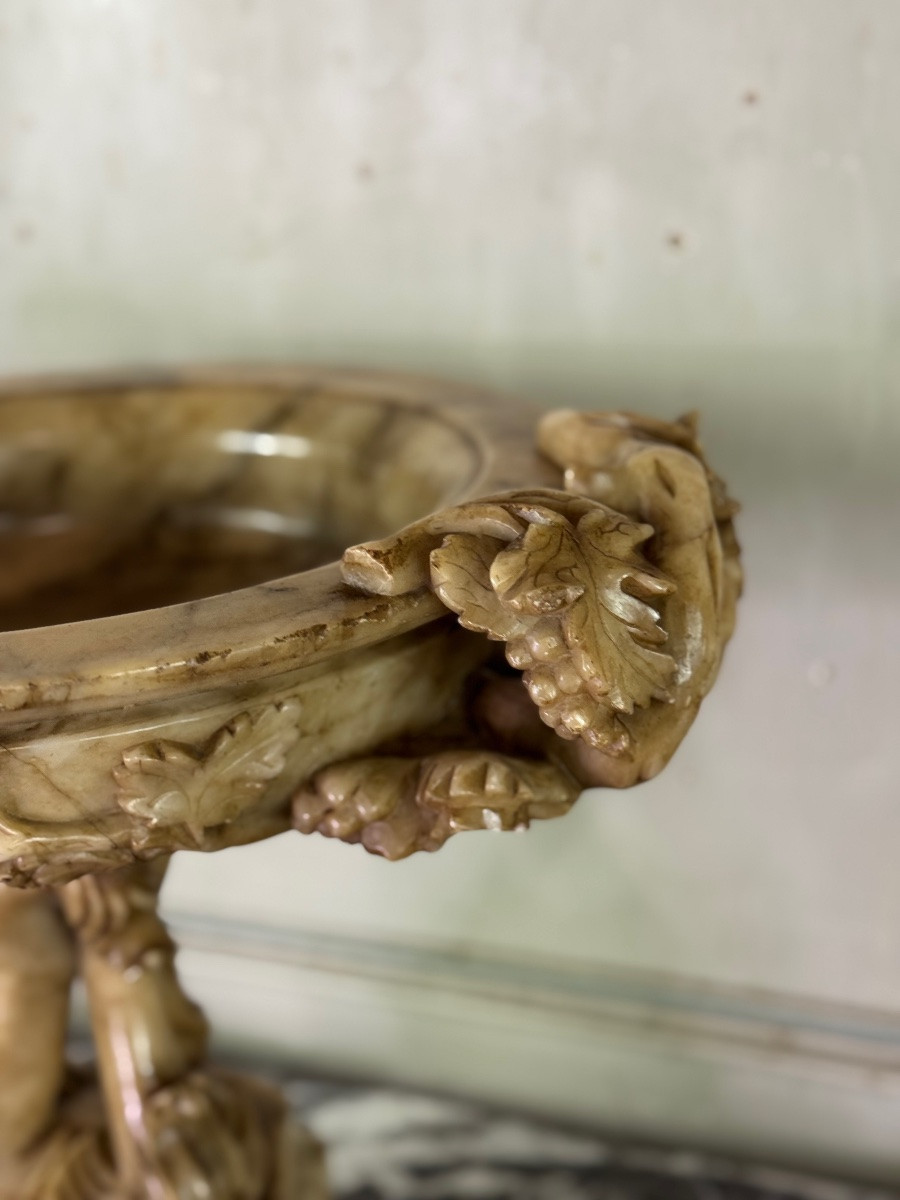 Coupe en albâtre à décor de pampres sur un pied de trois dauphins, vers 1880  -photo-3