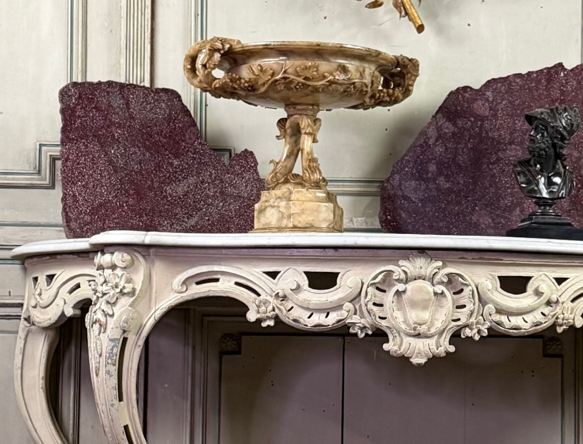 Coupe en albâtre à décor de pampres sur un pied de trois dauphins, vers 1880  -photo-1