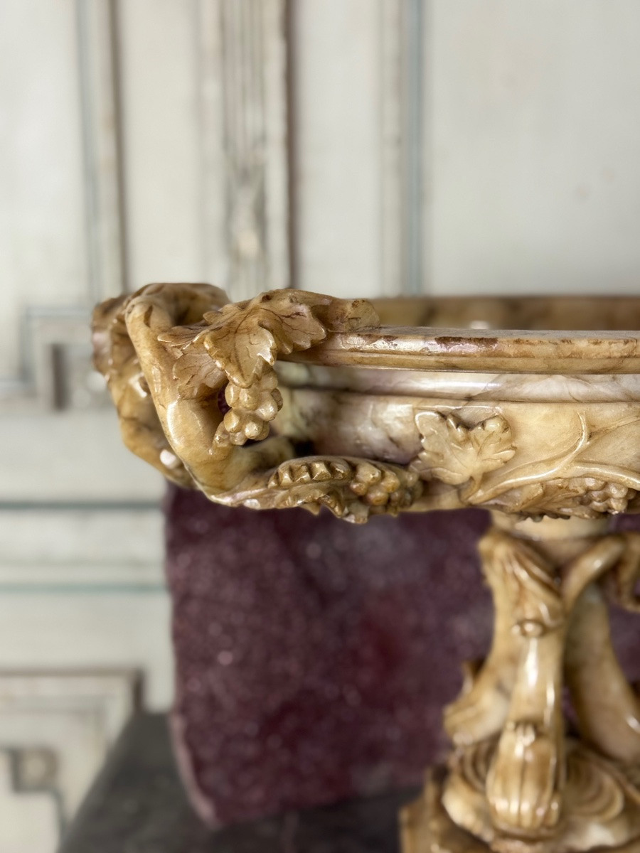 Coupe en albâtre à décor de pampres sur un pied de trois dauphins, vers 1880  -photo-2