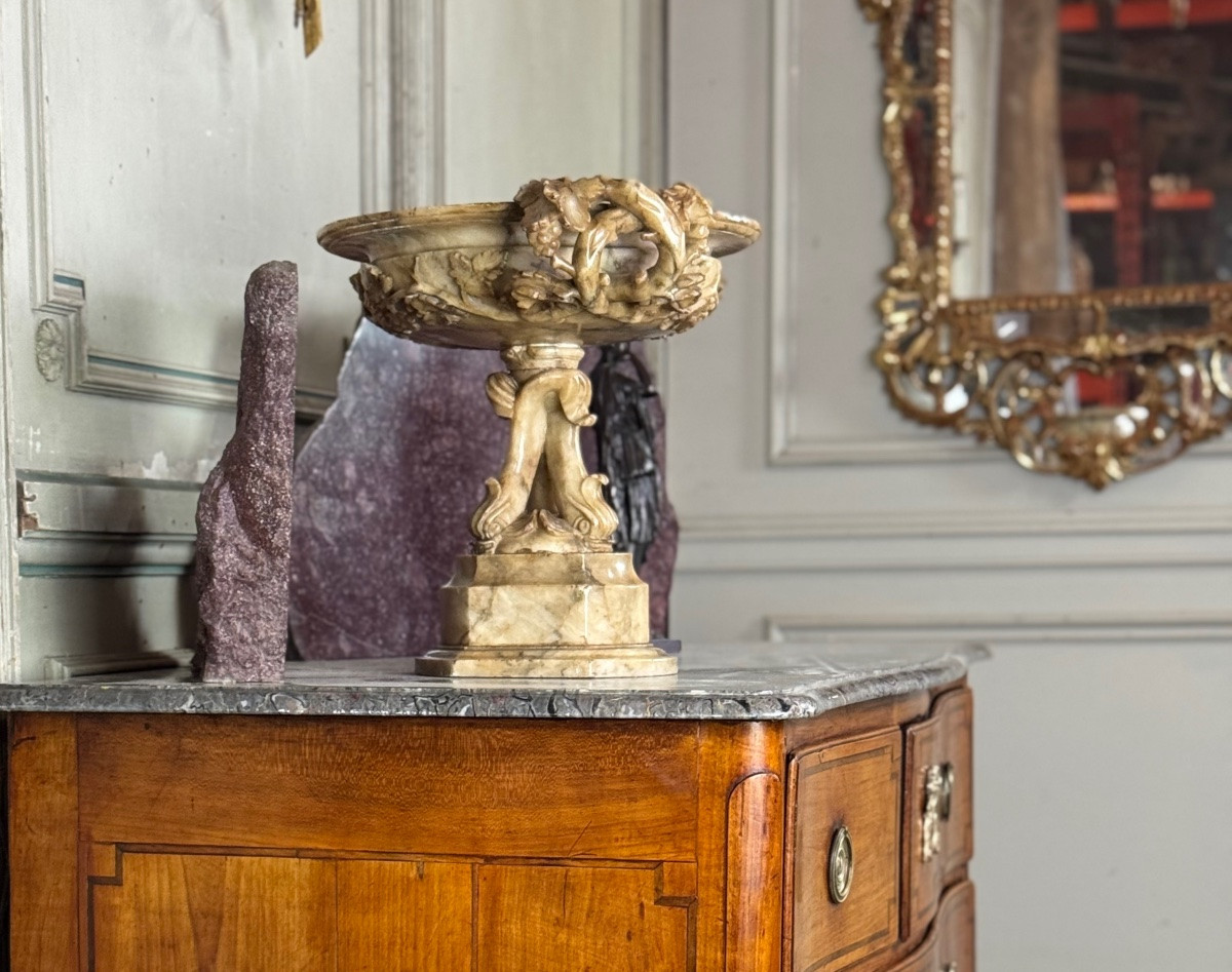 Coupe en albâtre à décor de pampres sur un pied de trois dauphins, vers 1880  -photo-3