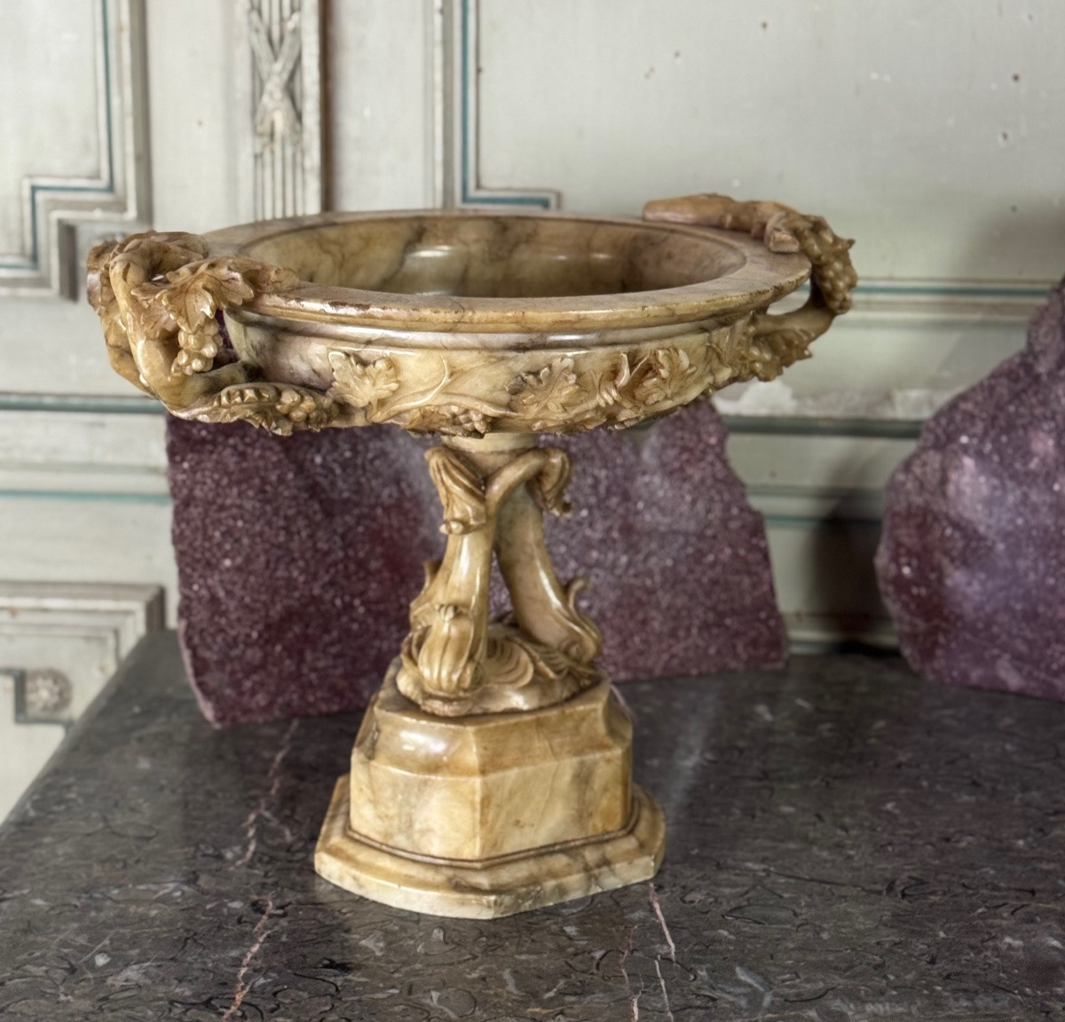 Coupe en albâtre à décor de pampres sur un pied de trois dauphins, vers 1880  -photo-4