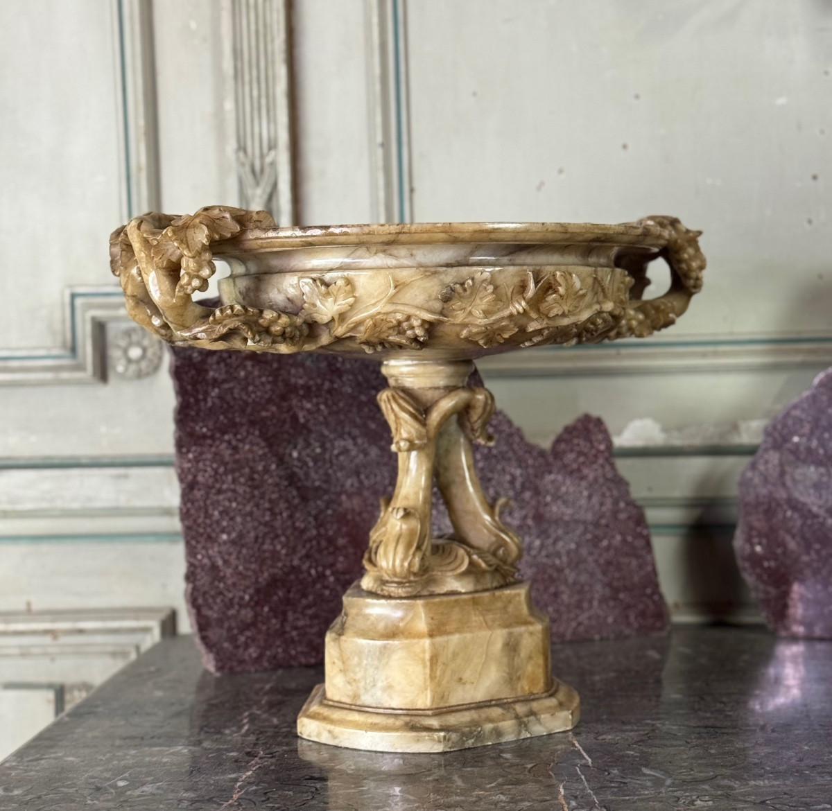 Coupe en albâtre à décor de pampres sur un pied de trois dauphins, vers 1880  -photo-5