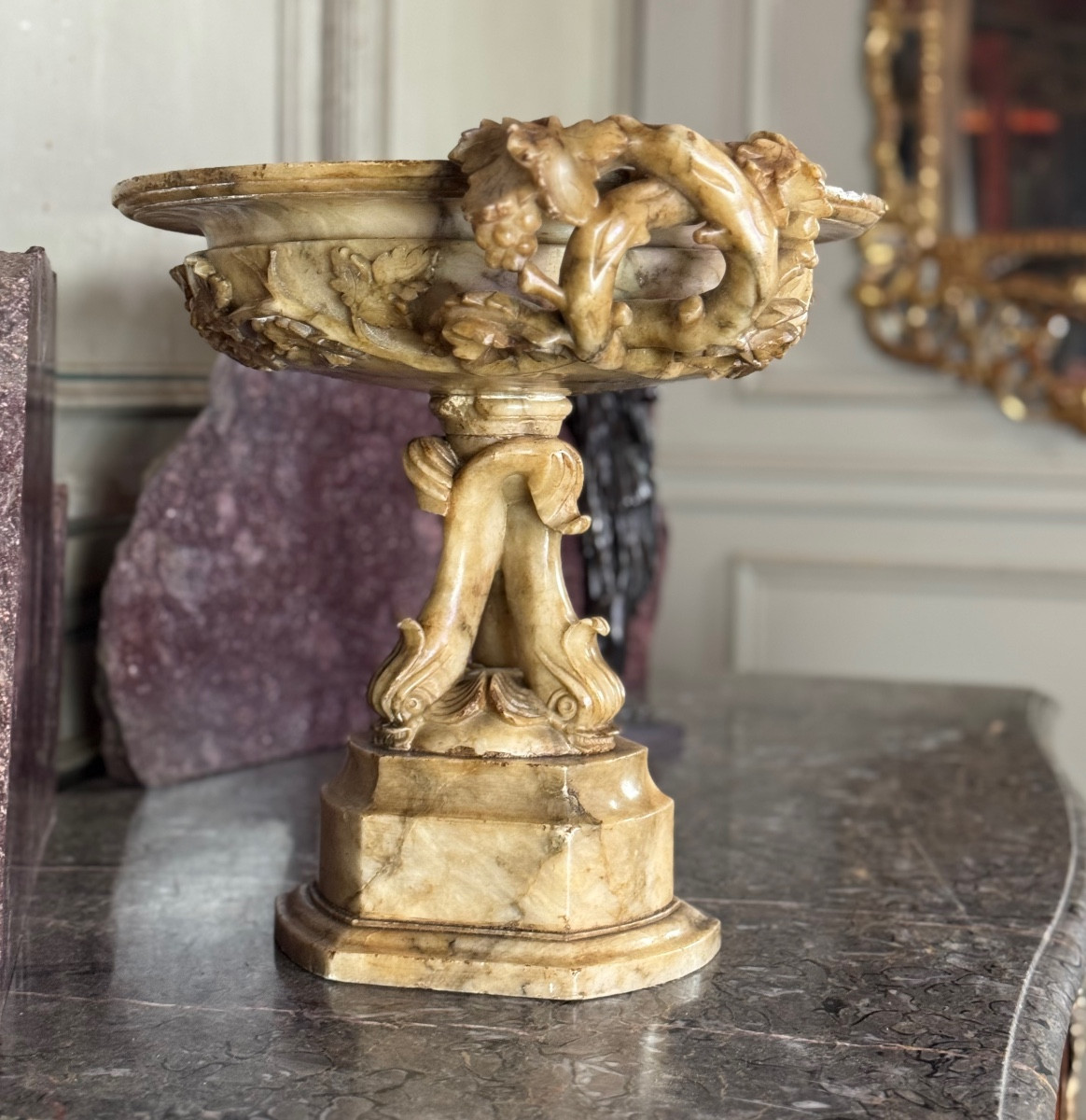 Coupe en albâtre à décor de pampres sur un pied de trois dauphins, vers 1880  