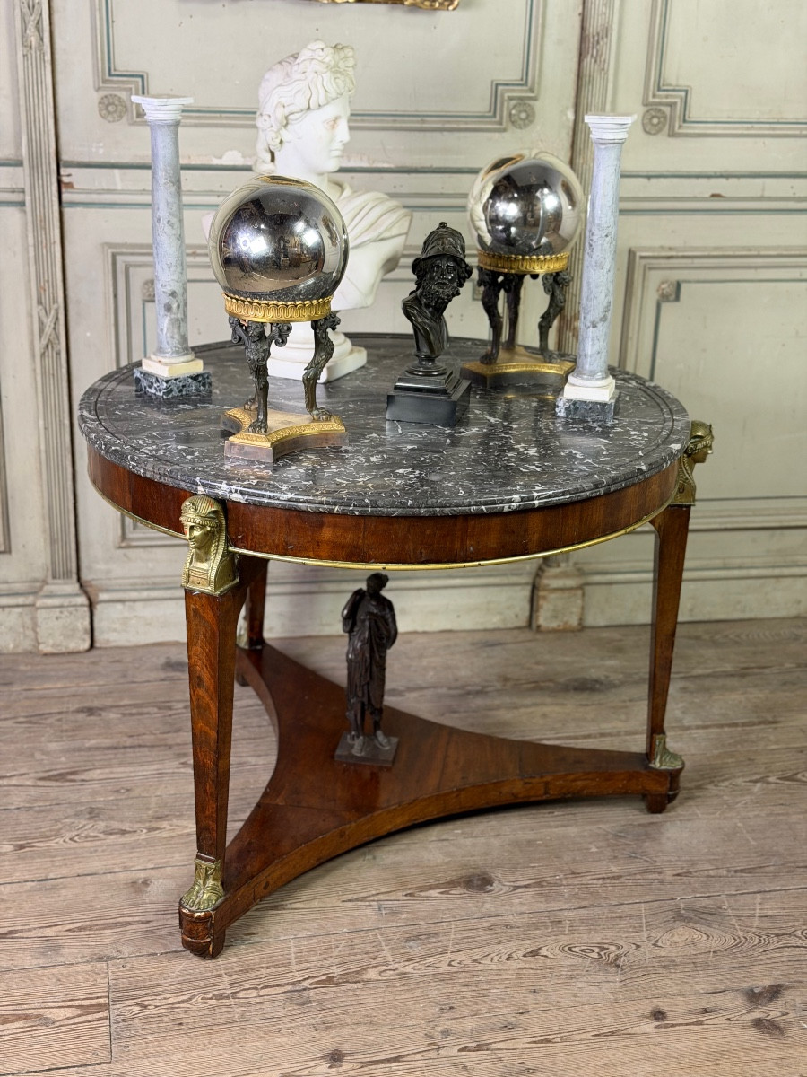 Table guéridon Empire en acajou et bronze, marbre gris Saint-Anne à gorge, vers 1800